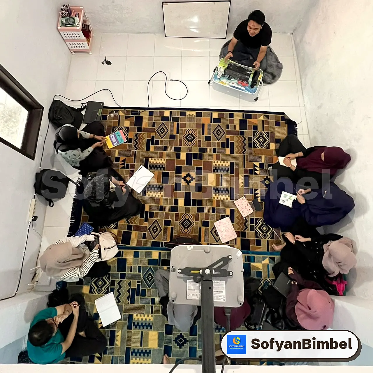 Kelas lesehan: mentor menjelaskan, peserta mencatat