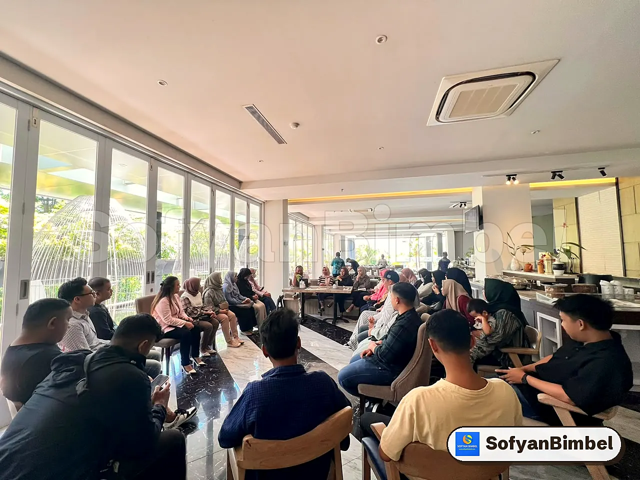 Seleksi di tempat berbeda: peserta berkumpul dan menyimak arahan