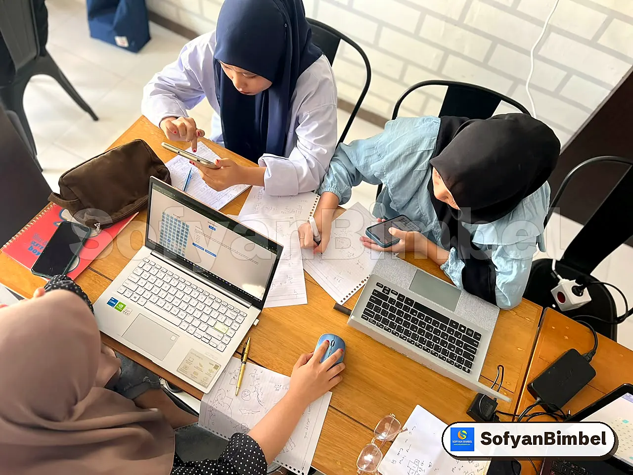 Peserta mengerjakan soal di laptop, coretan di kertas